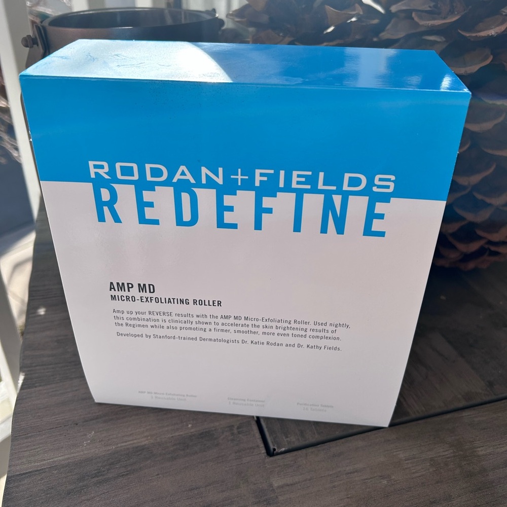 Rodan + Fields Blue and White AMP MD Micro-Exfoliating Roller